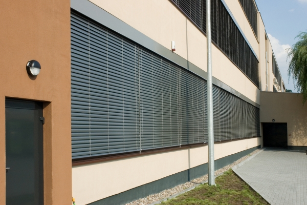 venetian-blinds-281DF3EE9C-AD08-A178-A83C-2AB5DC0CF3CD.jpg